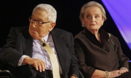Ha inizio la pulizia, il Presidente Trump rimuove Kissinger, Albright e altri
