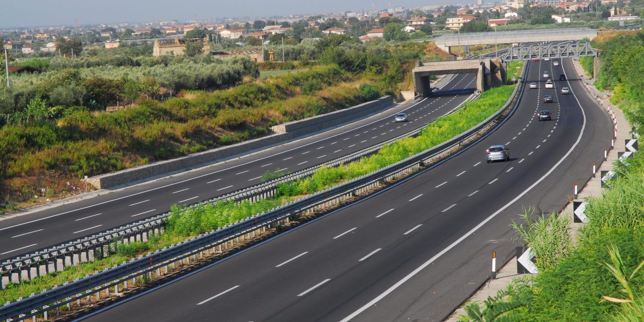 Autostrade verso l’accordo con il governo. “Cassa depositi e prestiti in cordata con Blackstone e Macquarie per comprare l’88%”