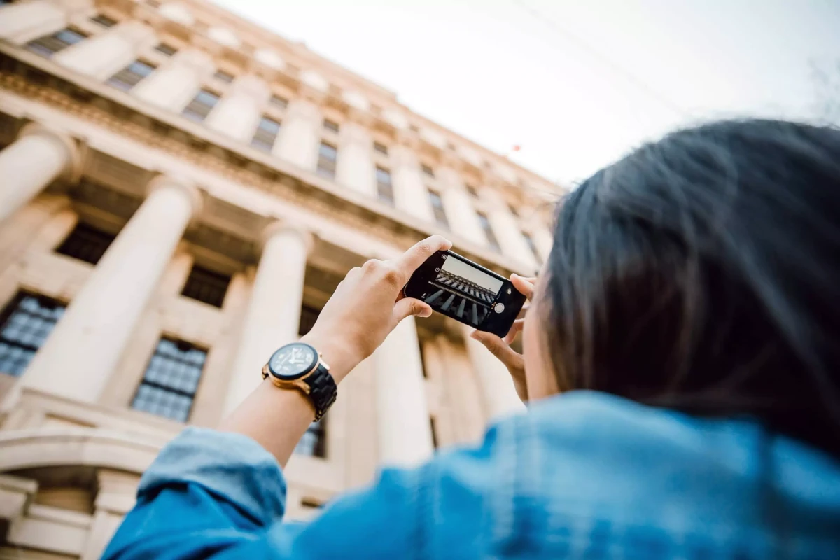 Un turista scatta una foto a un edificio.