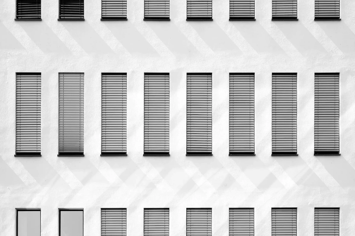 Finestre di un edificio a Norimberga, in Germania.